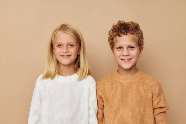 Junge und Mädchen stehen neben posierenden Emotionen - Foto, Bild