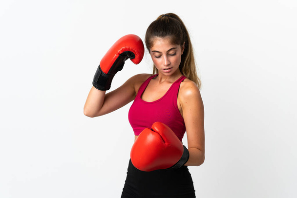 Giovane donna caucasica isolata su sfondo bianco con guanti da boxe - Foto, immagini