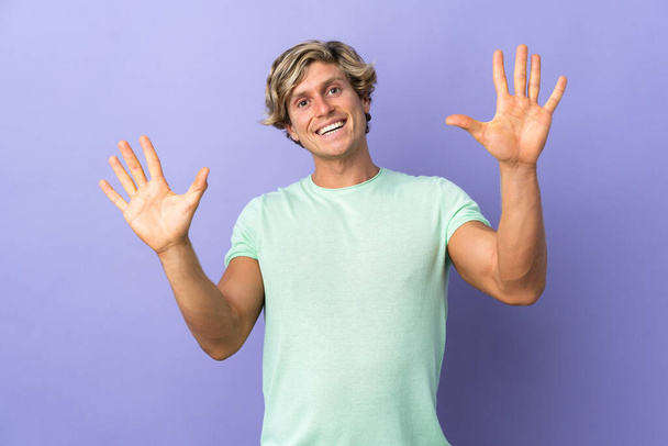 Inglês homem sobre isolado roxo fundo contando dez com dedos - Foto, Imagem