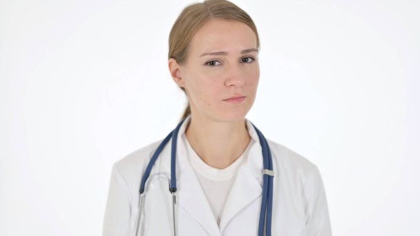 Médico feminino mostrando nenhum sinal agitando a cabeça no fundo branco - Foto, Imagem