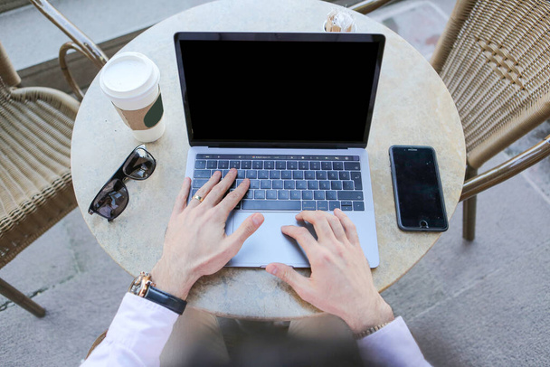 Homem usando laptop com tela de desktop branca em branco  - Foto, Imagem