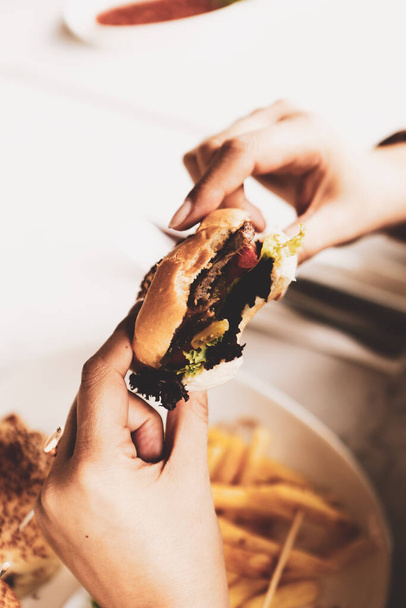 hamburguesa casera con verduras frescas - Foto, imagen