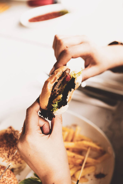 hamburguesa casera con verduras frescas - Foto, imagen