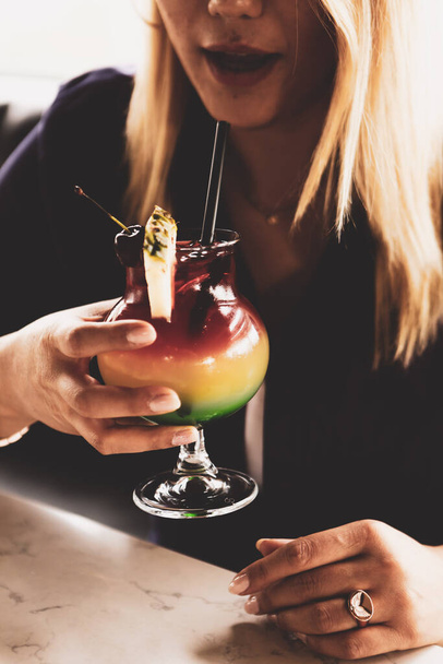 Boisson cocktail alcoolisée sur la table au restaurant - Photo, image
