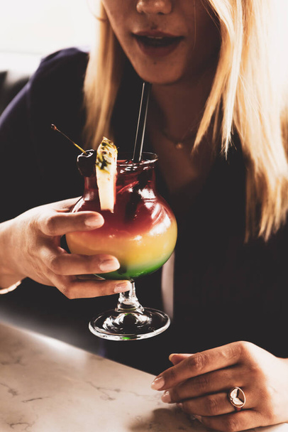 Boisson cocktail alcoolisée sur la table au restaurant - Photo, image