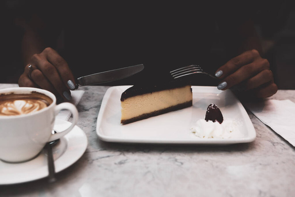 Una rebanada de delicioso pastel y una taza de café - Foto, imagen