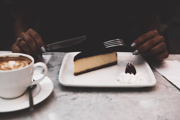 おいしいケーキとコーヒーのカップのスライス - 写真・画像