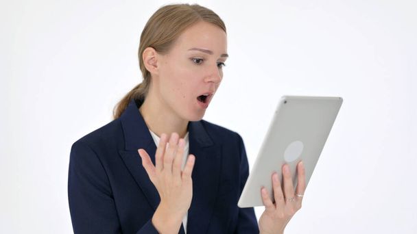 Joven empresaria reaccionando a la pérdida en la tableta sobre fondo blanco - Foto, Imagen
