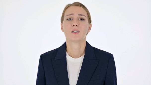 Enttäuschte junge Geschäftsfrau reagiert auf Verlust auf weißem Hintergrund - Foto, Bild