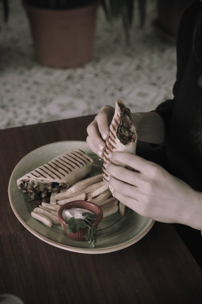 Νόστιμο και ψητό σάντουιτς με κρέας - Φωτογραφία, εικόνα