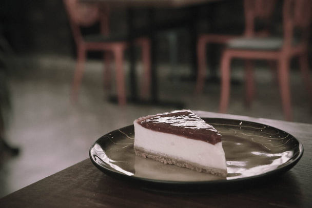 Plateau avec délicieux gâteau sur la table - Photo, image