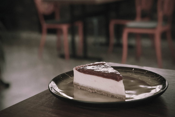 Tabuleiro com delicioso bolo na mesa - Foto, Imagem
