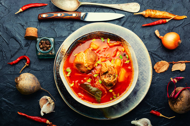 Borscht - heiße Suppe aus Rüben und Fleisch. Roter Borschtsch, traditionelles Gericht der ukrainischen Küche - Foto, Bild