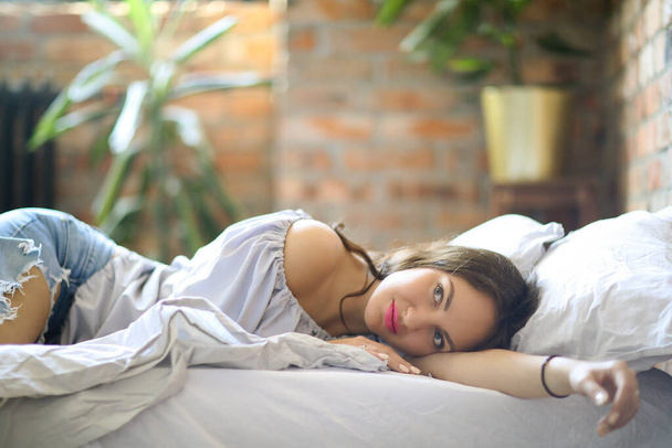 Lifestyle. Beautiful woman at home during the day - Foto, imagen