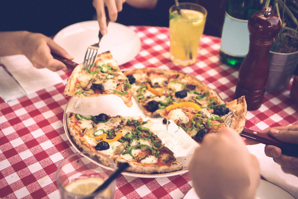 смачна суміш піци італійської їжі
 - Фото, зображення