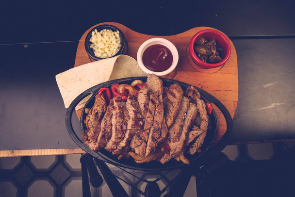 Νόστιμο κρέας στο τραπέζι  - Φωτογραφία, εικόνα