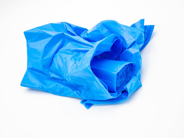 Sacchetti di plastica spazzatura arrotolato, blu su sfondo bianco - Foto, immagini