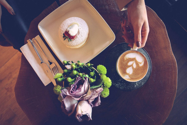 おいしいケーキとコーヒーのカップのスライス - 写真・画像