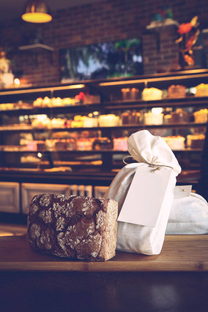 Bolsas de pan en la mesa en la panadería - Foto, imagen