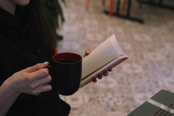 Ένα φλιτζάνι καφέ, ενώ διαβάζετε ένα βιβλίο ή περιοδικό - Φωτογραφία, εικόνα