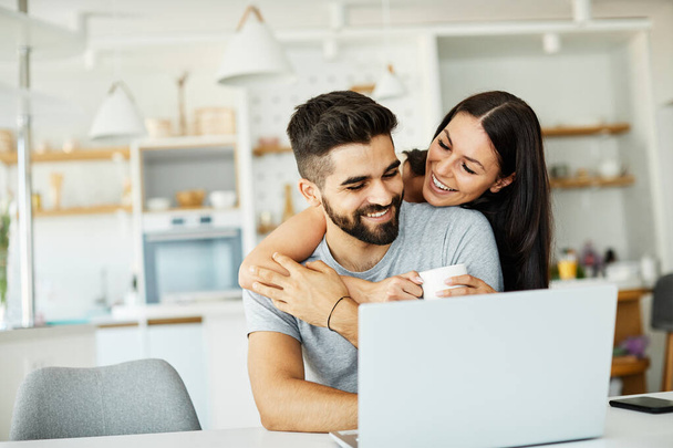 laptop mulher homem casal computador interior tecnologia jovem juntos estilo de vida feliz casa amor usando - Foto, Imagem
