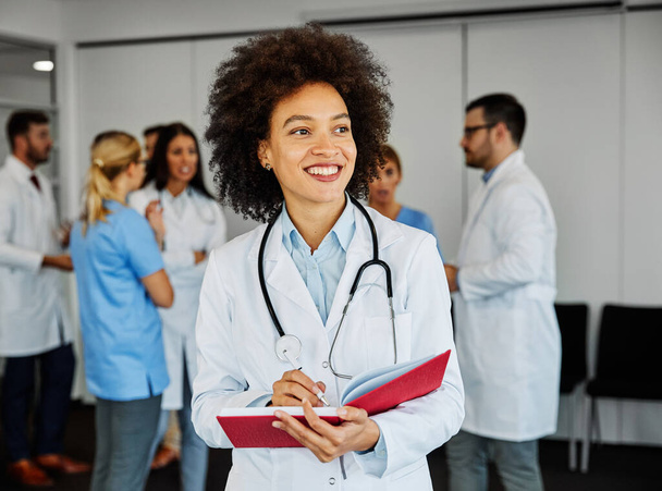 lääkäri lääkäri terveydenhuollon sairaala erikoislääkäri yhtenäinen muotokuva lääketieteellinen tiimi klinikka musta nainen hymyilee - Valokuva, kuva
