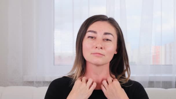 mujer se hace un masaje en el cuello a lo largo de las líneas de masaje y señala con las manos. Masaje facial. Gimnasia facial. Sistema de ejercicios mejorar la piel usted mismo - Imágenes, Vídeo