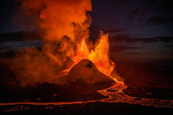 Lava wybucha z wulkanu z ciemnym tle Fotografia słabe światło - Zdjęcie, obraz