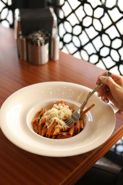 Вкусная аппетитная классическая итальянская паста с вкусным соусом. - Фото, изображение