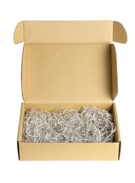 Versnipperde papieren in bruine doos op witte achtergrond - Foto, afbeelding
