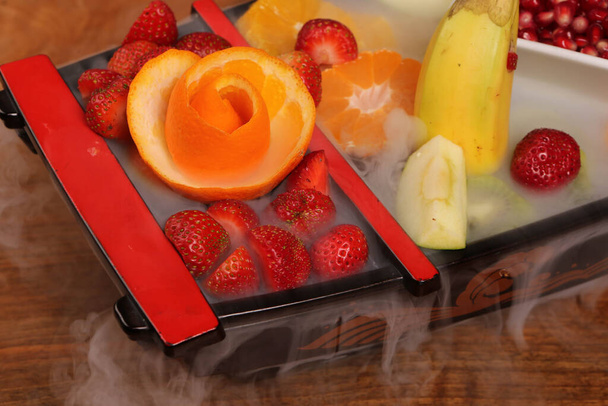 Placa con deliciosas frutas mixtas y frutas en rodajas - Foto, Imagen