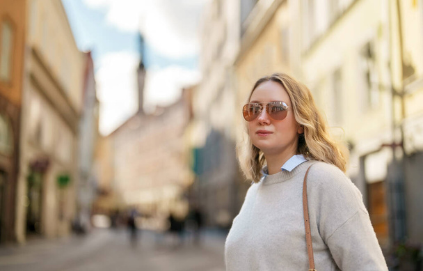 Female tourist in sunglasses in old Tallinn. - Foto, Imagen