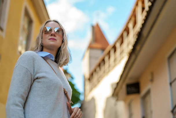 Female tourist in sunglasses in old Tallinn. - Φωτογραφία, εικόνα