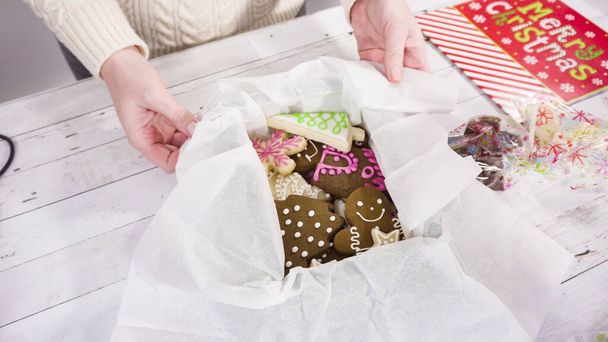 Stap voor stap. Verpakking van zelfgemaakte fudge en koekjes in een kerst geschenkdoos. - Foto, afbeelding