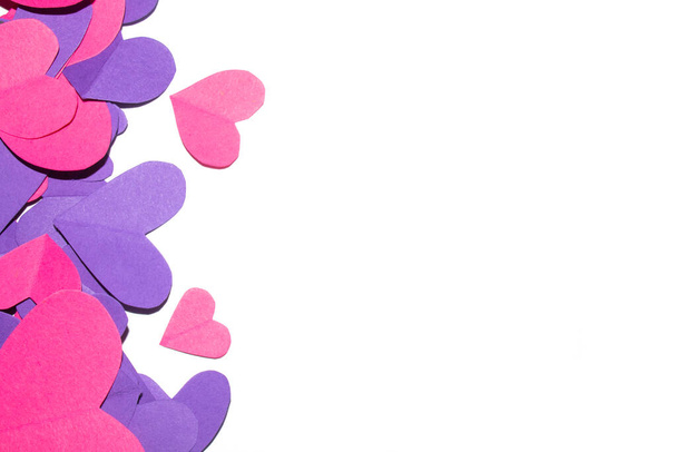 Vaaleanpunainen ja violetti paperi Love Hearts Leikkaa valkoisella taustalla Ystävänpäivä tai häät - Valokuva, kuva