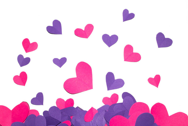 Vaaleanpunainen ja violetti paperi Love Hearts Leikkaa valkoisella taustalla Ystävänpäivä tai häät - Valokuva, kuva