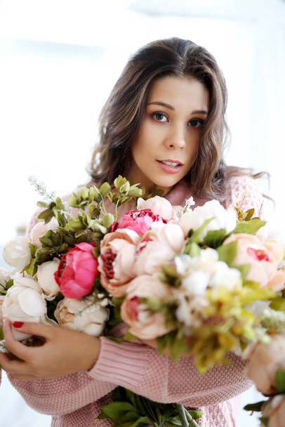 Moda. Piękna kobieta z kwiatami - Zdjęcie, obraz