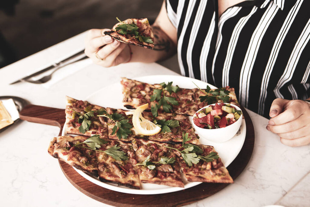 Perinteinen turkkilainen paistettu ruokalaji. Turkkilaista pizzaa, Lähi-idän alkupaloja. Turkkilaista ruokaa. Pide lihan täyttö - Valokuva, kuva