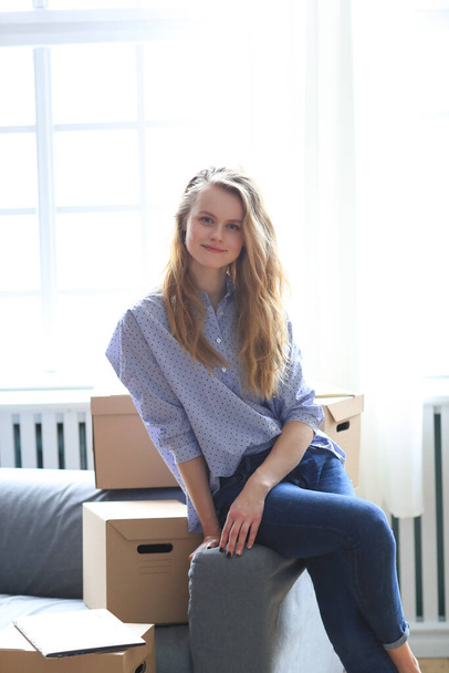 Real estate. Lovely girl is moving to a new home - Fotografie, Obrázek