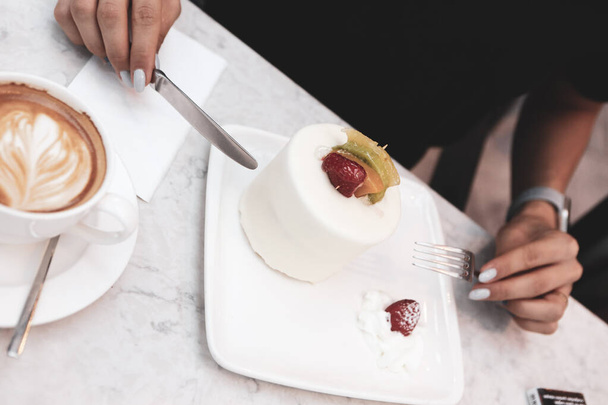 Een plakje heerlijke taart en een kop koffie - Foto, afbeelding