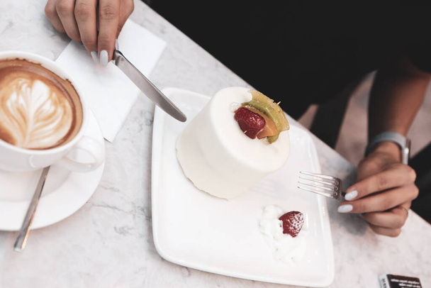 Uma fatia de bolo delicioso e uma xícara de café - Foto, Imagem