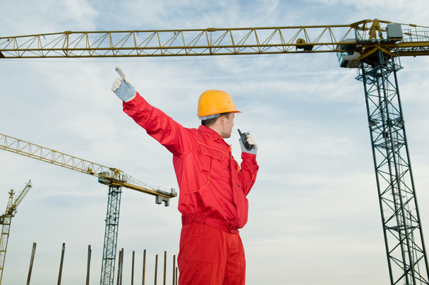 Bauarbeiter bedient den Turmdrehkran - Foto, Bild