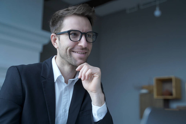 Όμορφος θετικός Αυστραλός επιχειρηματίας που φοράει γυαλιά δουλεύοντας εξ αποστάσεως από το σπίτι - Φωτογραφία, εικόνα