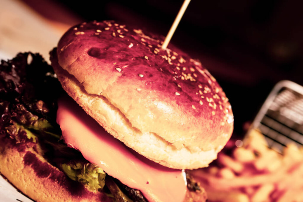 hamburguesa casera con verduras frescas - Foto, Imagen