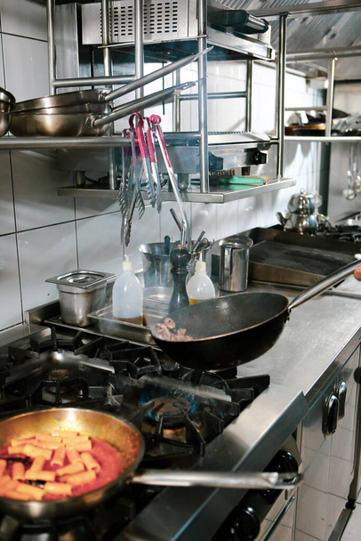 casserole avec des pâtes sur la cuisinière à feu
 - Photo, image