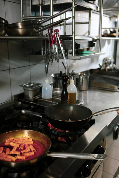 hrnec s těstovinami na oheň sporák, vaření - Fotografie, Obrázek