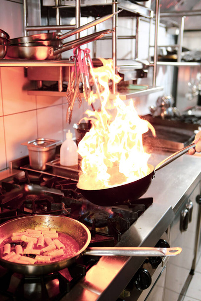 hrnec s těstovinami na oheň sporák, vaření - Fotografie, Obrázek
