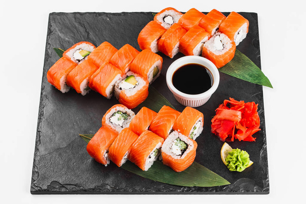 sushi sobre un fondo negro. vista superior. - Foto, Imagen