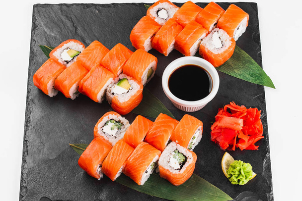 sushi sobre un fondo negro. vista superior. - Foto, Imagen