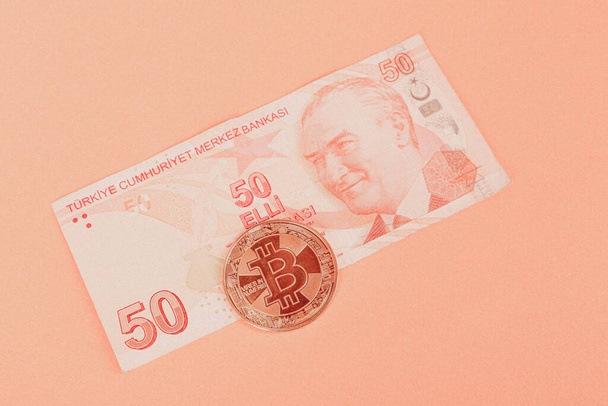 Billetes de lira turca y bitcoin - Foto, imagen